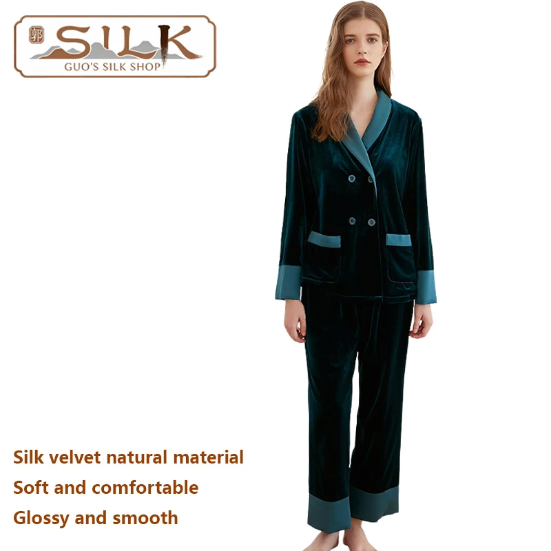 Hochwertiges Damenanzug-Set aus Seidensamt, Mantel und Hose in französischer, eleganter, lässiger Homewear-Anmutige Atmosphäre. Bequem weich.