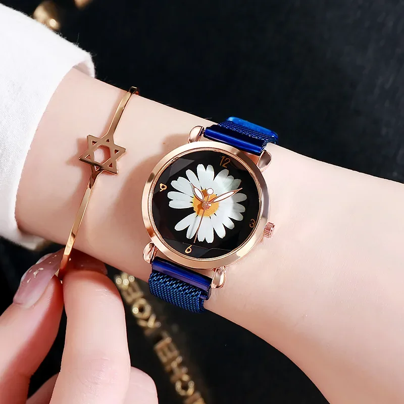 Luxury Fashion Watches Small Daisies Women Magnet Buckle Simplicity Watch Ladies Stainless Steel Quartz Watch Relogio Feminino