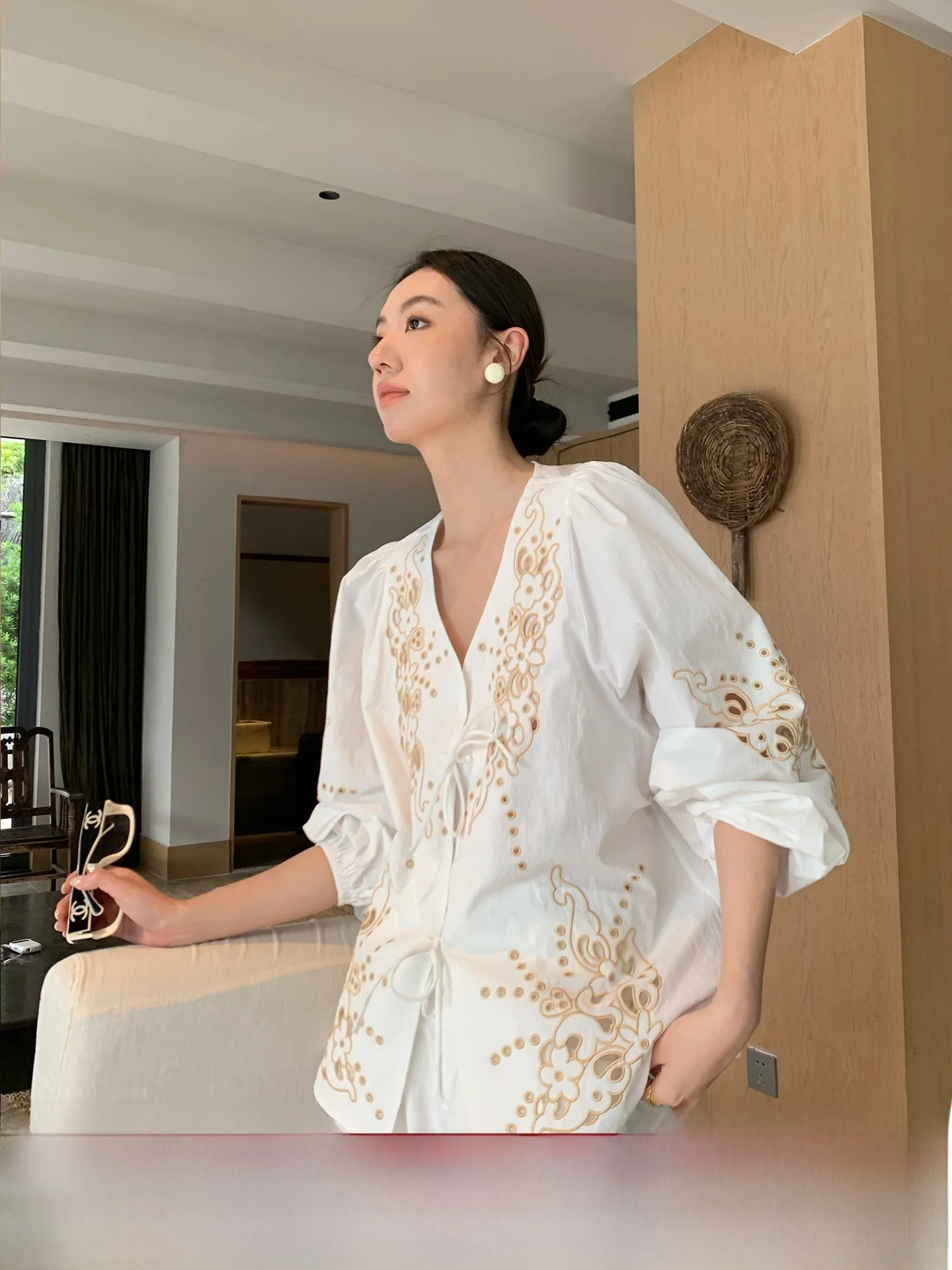 

Белая женская блузка с длинным рукавом и вышивкой, модная, приталенная, осенняя новинка, официальная модель Gakee, из чистого хлопка, свободного кроя во французском стиле