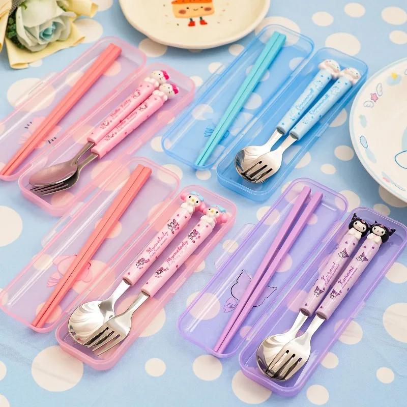 Kuromi Ложка Вилка Палочки для еды My Melody Мультфильм Милый студенческий пригородный портативный ящик для хранения посуды из нержавеющей стали Набор из 3 предметов Kuromi Ложка Вилка Палочки для еды My Melody Мультфильм Милый студенческий пригородный портативный ящик для хранения посуды из нержавеющей стали Набор из 3 предметов