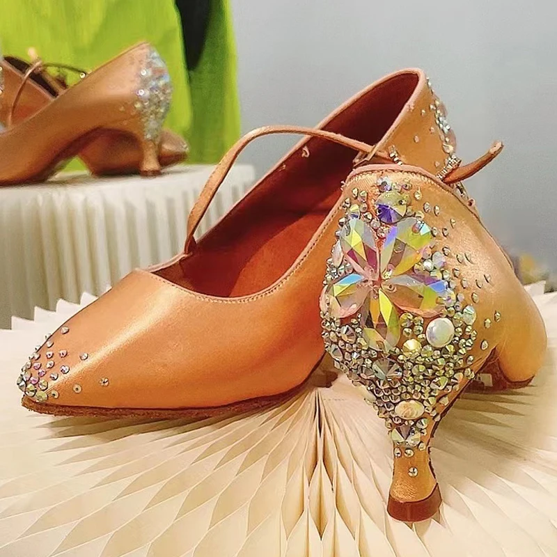 Кроссовки, современная танцевальная обувь для женщин, атласная атласная обувь для вальса на домашней подошве, профессиональная обувь для латинских танцев, сверкающие бриллианты