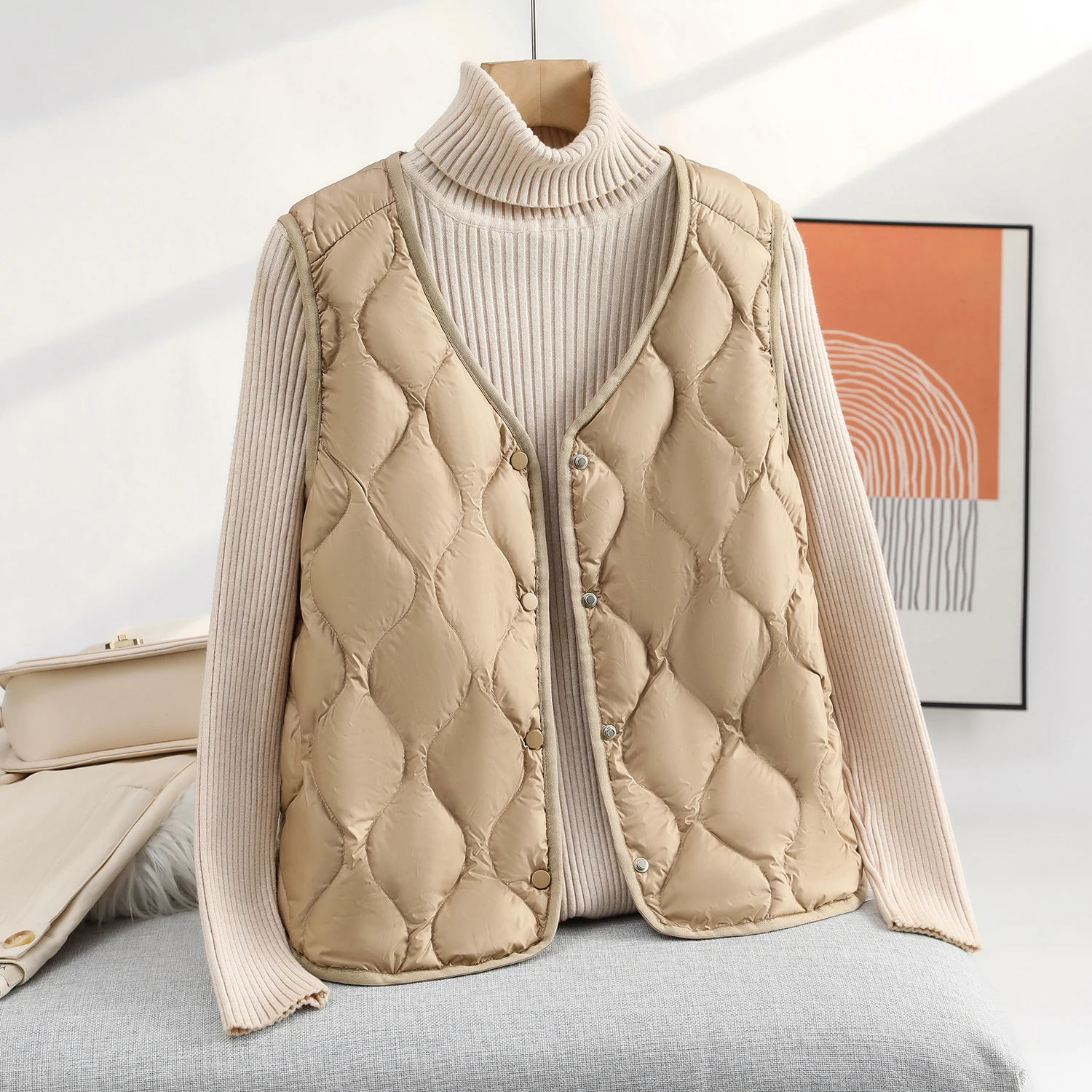 เสื้อกั๊กผู้หญิงทรงเข้ารูป น้ำหนักเบา ใส่เป็นเสื้อตัวในหรือตัวนอกได้ ให้ความอบอุ่น สีพื้น เรียบง่าย ติดกระดุม ผ้าโพลีเอสเตอร์ สไตล์ลำลอง