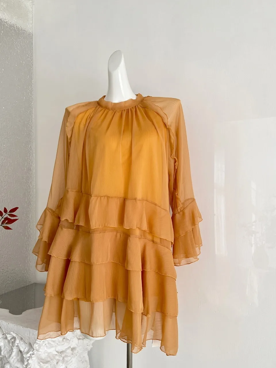 

Нежное летнее платье-туника из полиэстера с кружевом, рукавами-колокол и отделкой в виде листьев, свободного кроя, коллекция 2026