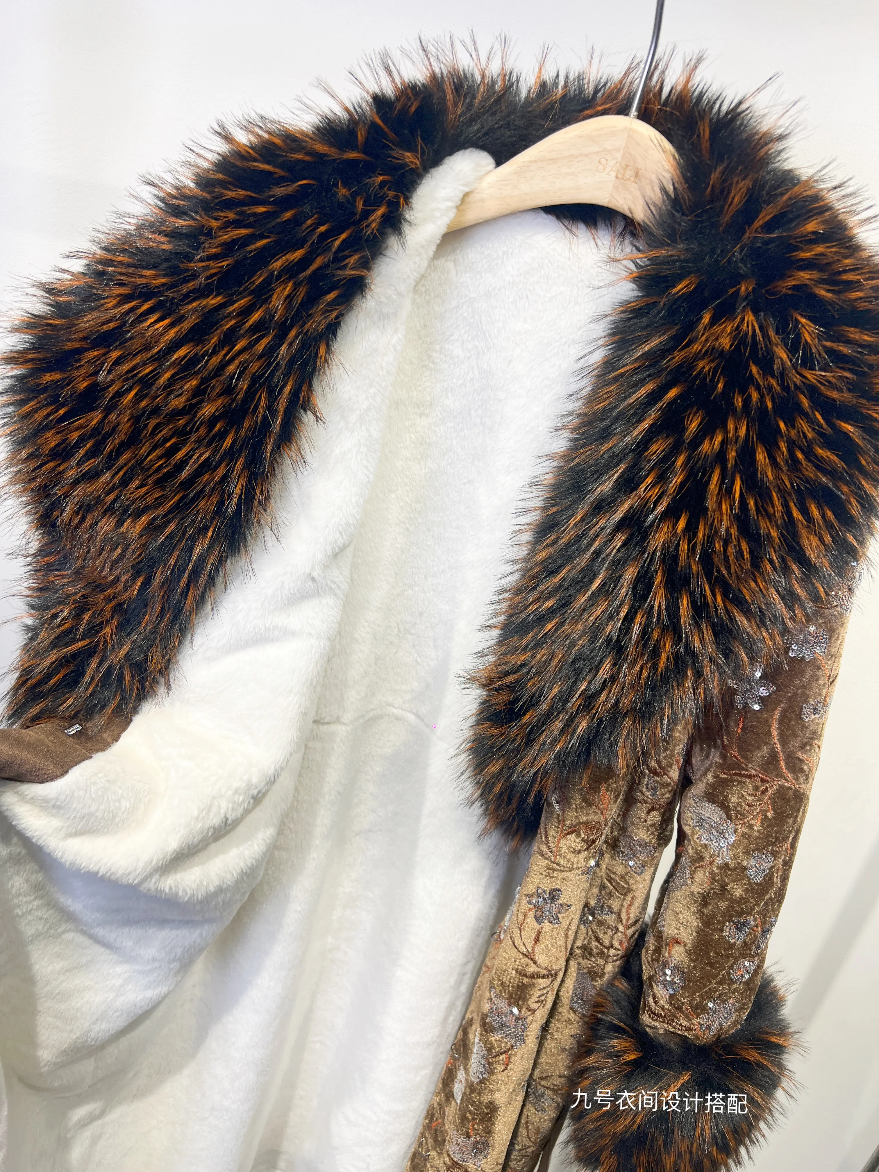 2025 شتاء جديد عصري الفراء مبطن الترتر المطرزة فو الفراء معطف للنساء فضفاض طويل فو الفراء معطف الشتاء معطف المرأة