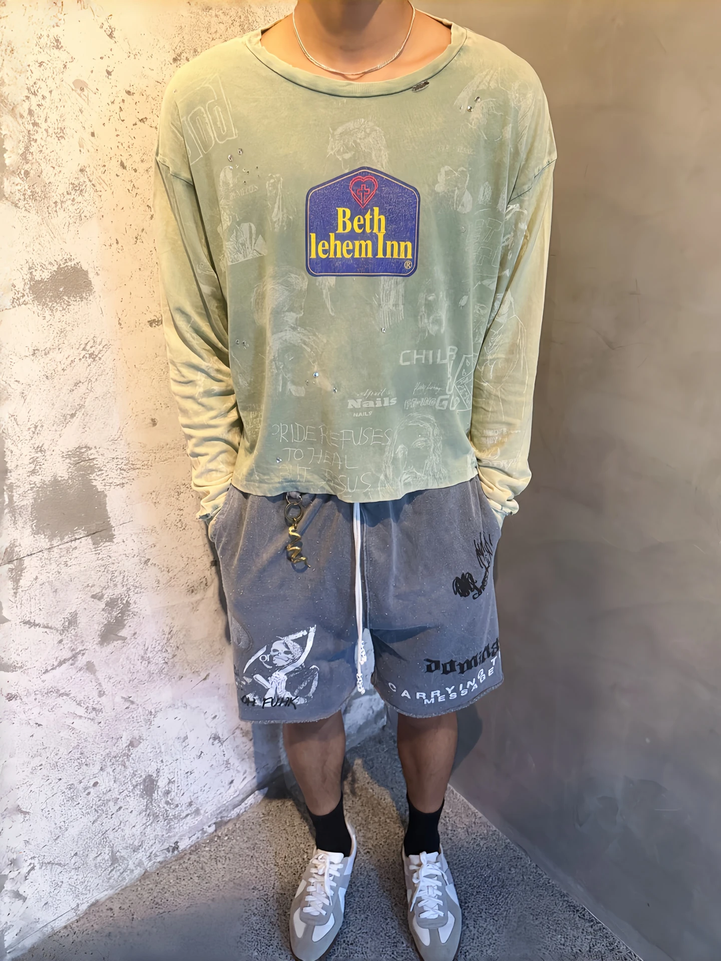 Washed Vintage Graffiti Loose Long Sleeve T-Shirt Unisex Gradient Color Hole Letter Cotton Comfortable Breathable Fashionable
