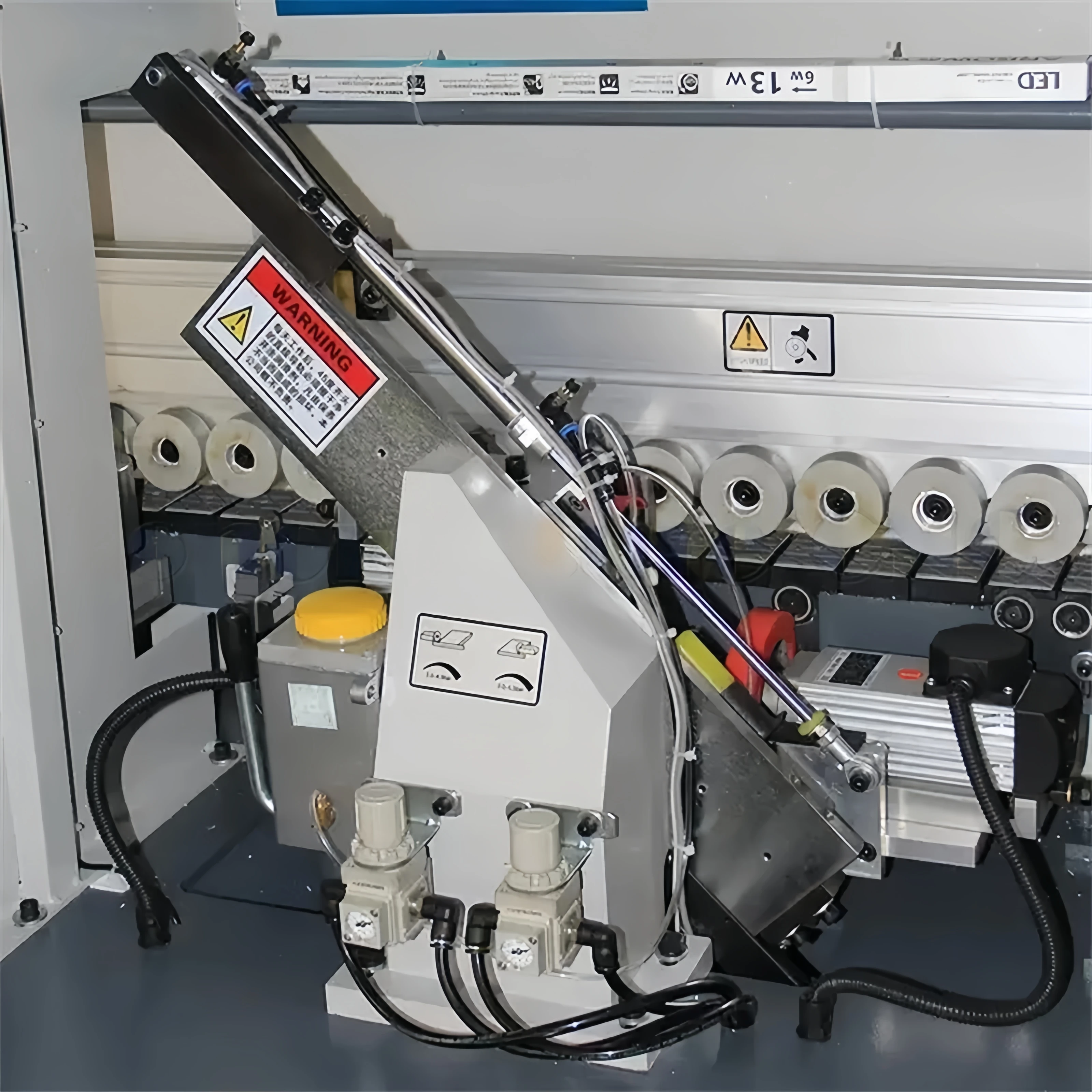 

Высококачественный кромкооблицовочный станок Многофункциональный кромкооблицовочный станок и триммер для дерева Авто ABS для высокой эффективности МДФ