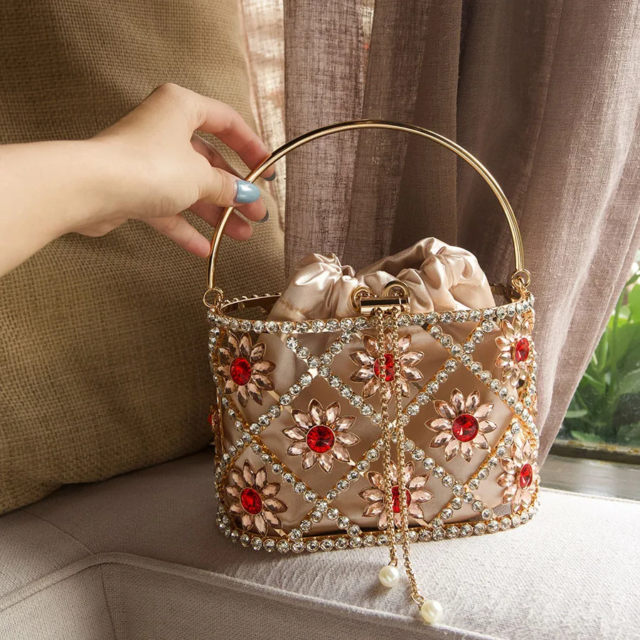 borsa-da-sera-in-stile-corte-dorata-di-lusso-con-diamanti-scintillanti-a-forma-di-borsa-a-secchiello-con-decorazioni-floreali-tipo-cesto-per-verdure