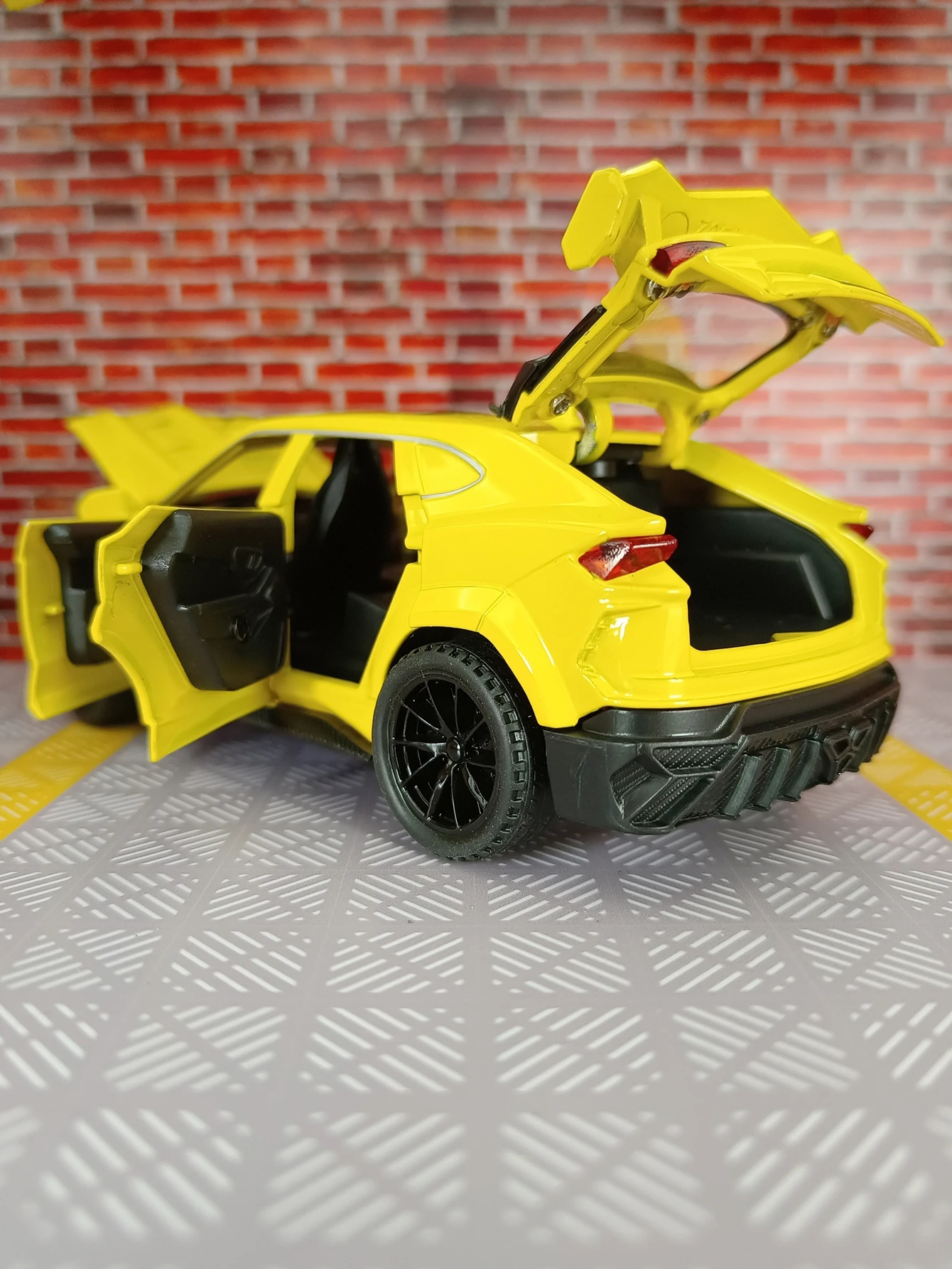 1:32 우루스 합금 자동차 모형, 도어와 앞 보닛, 트렁크 도어는 열 수 있으며, 시뮬레이션된 사운드 및 조명 기능이 있습니다.