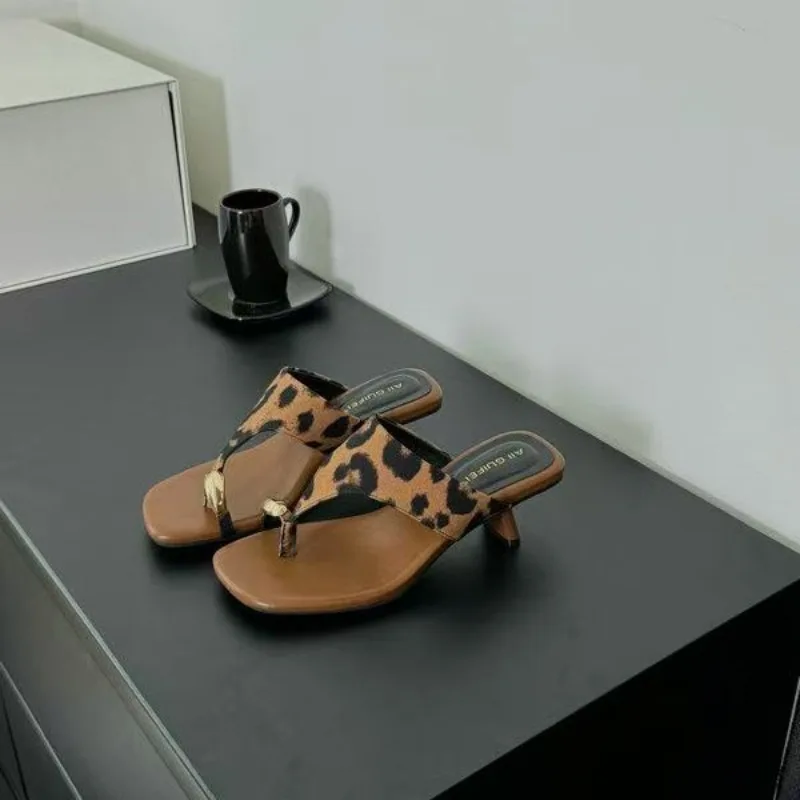 

Кошачий каблук, средний каблук, шлепанцы, новые женские уличные сандалии 2025 года, модные крутые тапочки с закрытым носком