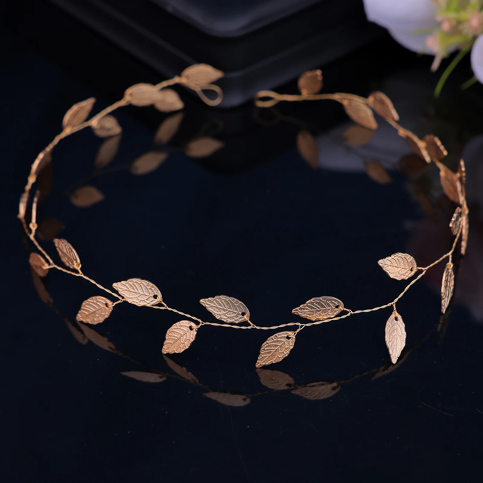 قطعة واحدة من عصابة رأس على شكل أوراق شجر بسيطة، عصابة رأس للحفلات الكريستالية، عصابة رأس للعطلات، عصابة رأس لإكسسوارات شعر الزفاف، عصابة رأس