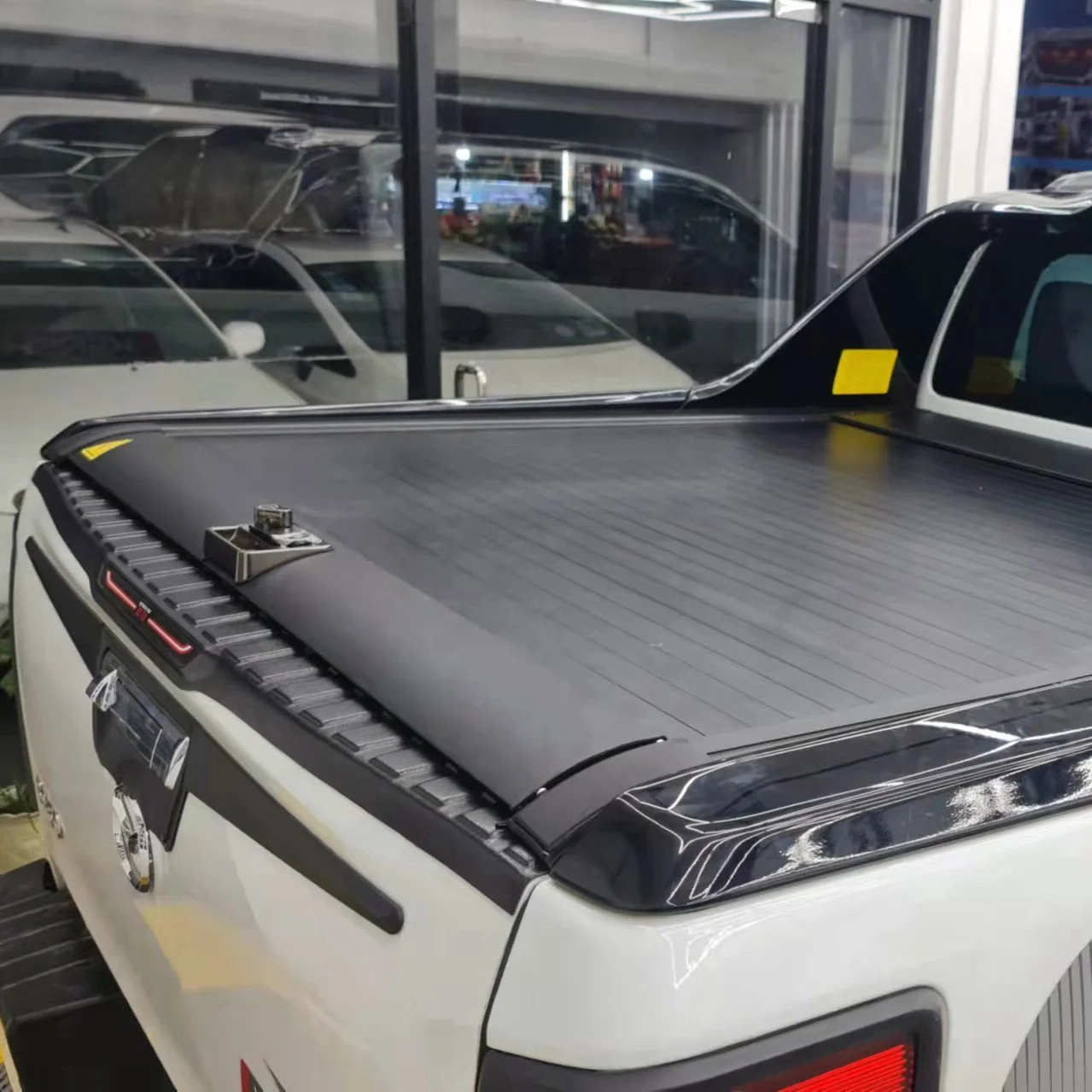 

Factory Hot Selling Custom Logo Lockable Manual Password Lock Aluminum Alloy Pick up Truck Bed Cover Tonneau Cover for Back Cove