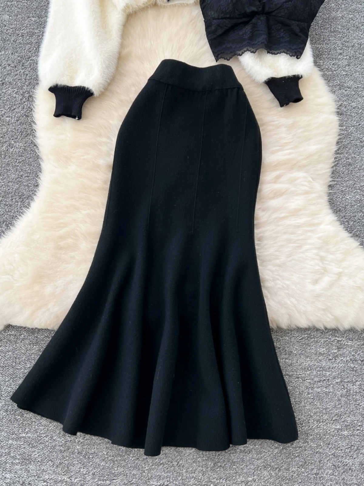 

Вязаный комплект из пальто и юбки с кружевной отделкой. Женская зимняя коллекция Faion Commute Sle. Комплект из двух предметов. Нежный ветер.