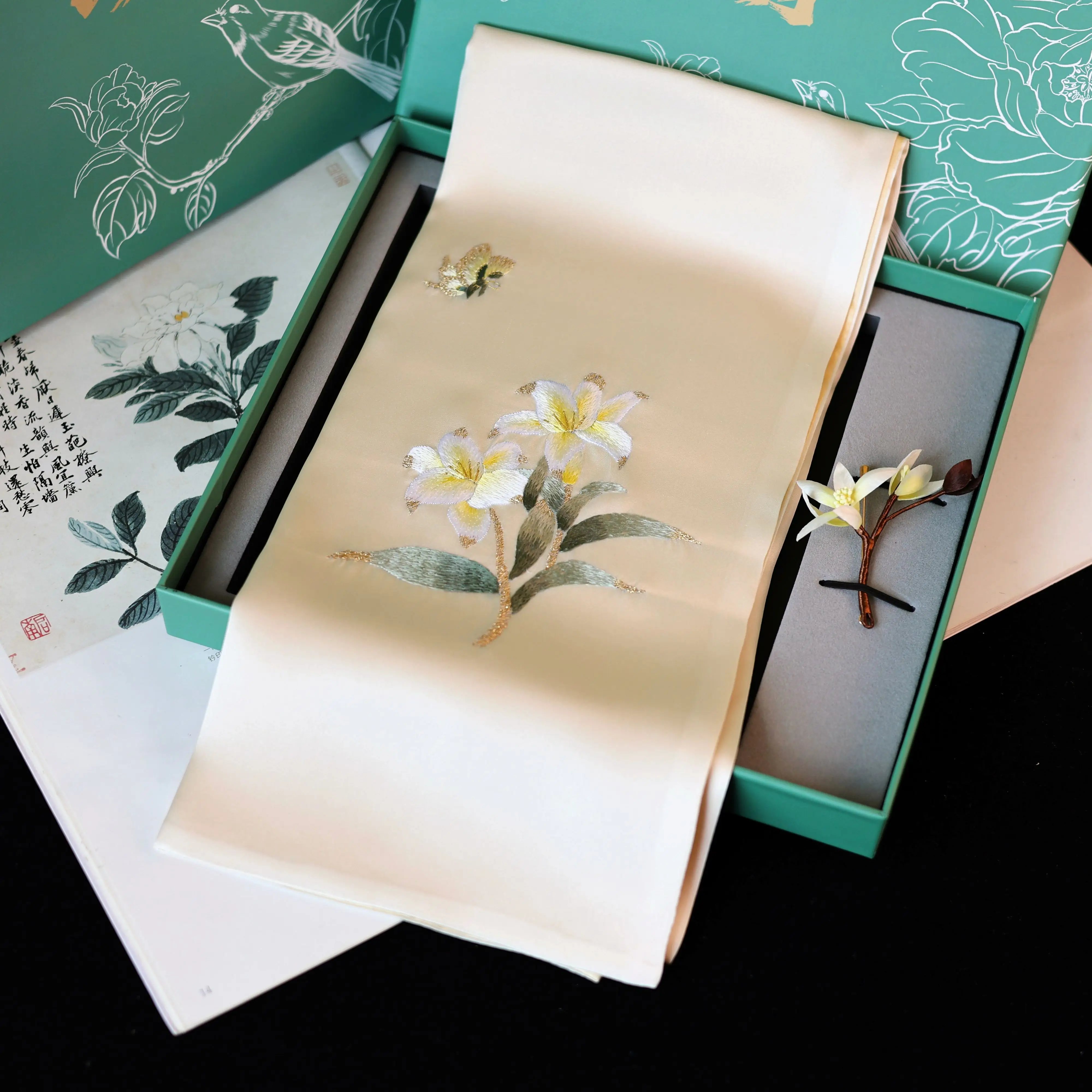 Suzhou Embroidery Silk Handmade Embroidery Scarf Velvet Flower Brooch Set Silk Scarf Non-Heritage Business to Give Mom Gift