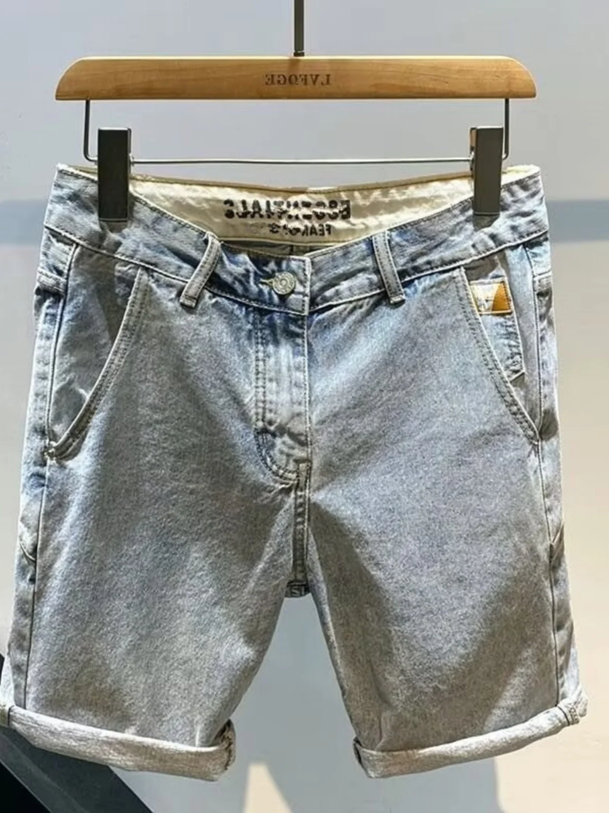 

Новые мужские джинсы 2024 года: приталенные, прямого кроя, светлые, с боковыми карманами, из тонкой ткани, длиной до колена, летние, модные