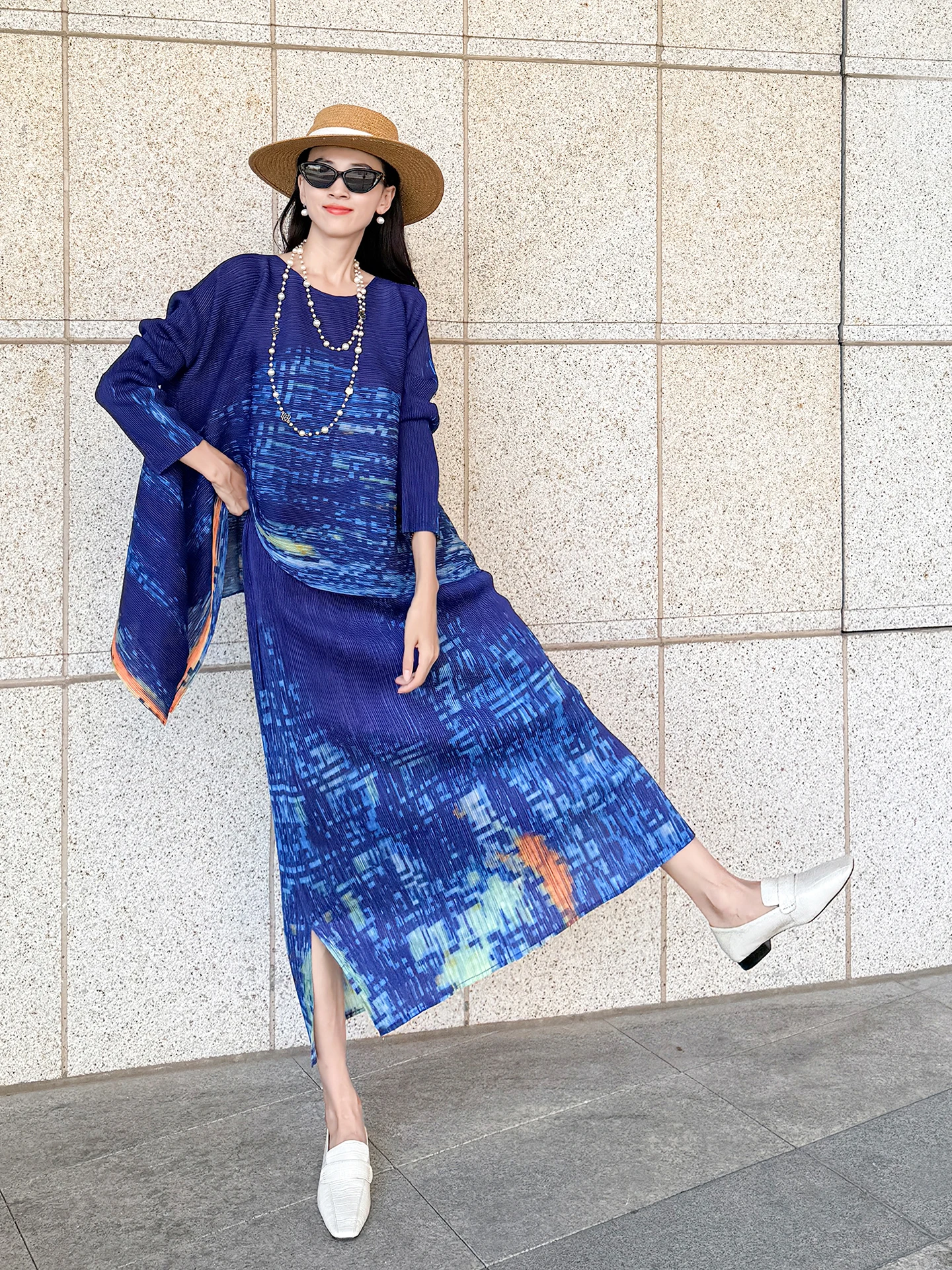 프린트 불규칙 티셔츠와 플리츠 스트레이트 스커트가 포함된 루즈핏 오버사이즈 여성 세트 – 2025 가을 신상 여성 의류