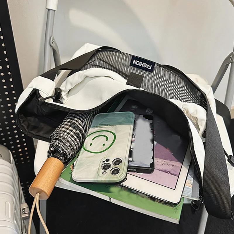 남녀공용 나일론 소재의 뉴트럴 스타일 토트백, 여행, 업무, 또는 한쪽 어깨에 메는 데 적합합니다.