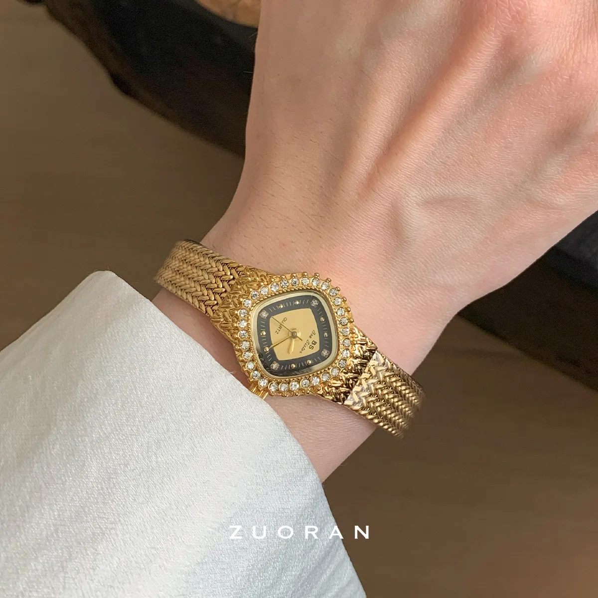 New exquisite women's watch, black and gold, high-end and fashionable, with a wheat ear strap, versatile and stylish.
