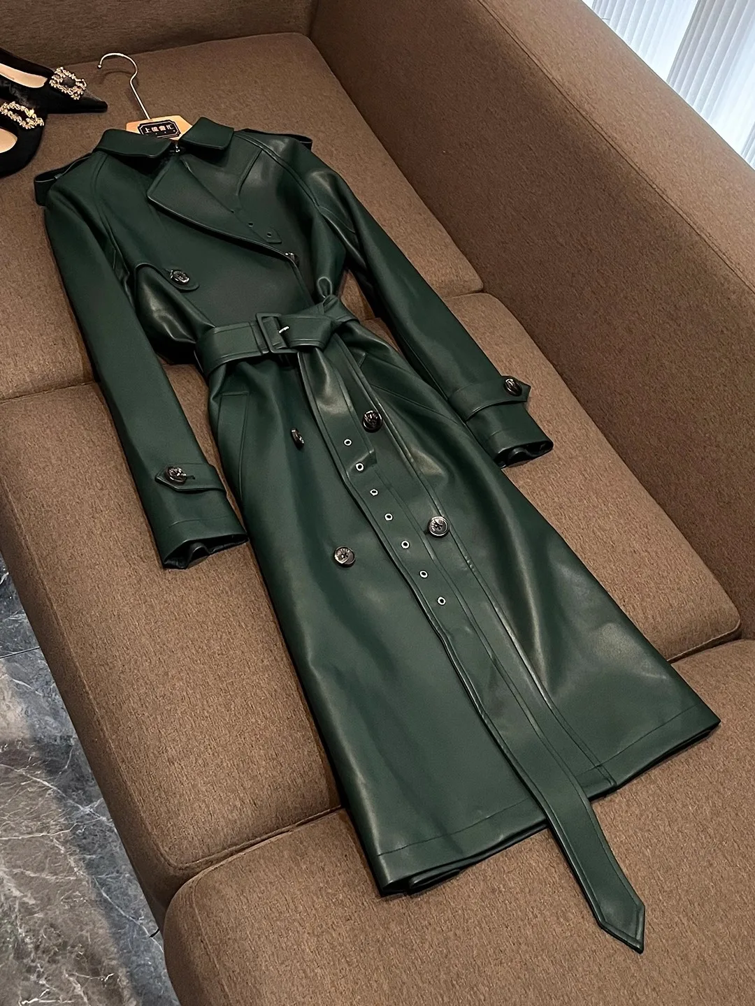 

Faionable двубортное кожаное пальто средней длины с поясом Jaet 2025 Winter Sle Cleanfit Design Long Sve с откидным воротником