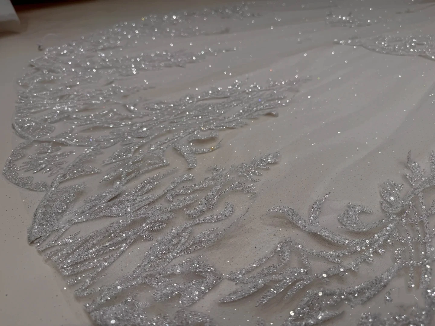 หรูหราลูกปัดขอบลูกไม้ผ้าคลุมหน้างานแต่งงาน 350 ซม.ยาว 2 ชั้น Cathedral ผ้าคลุมหน้าเจ้าสาวด้วยหวี Real Photo