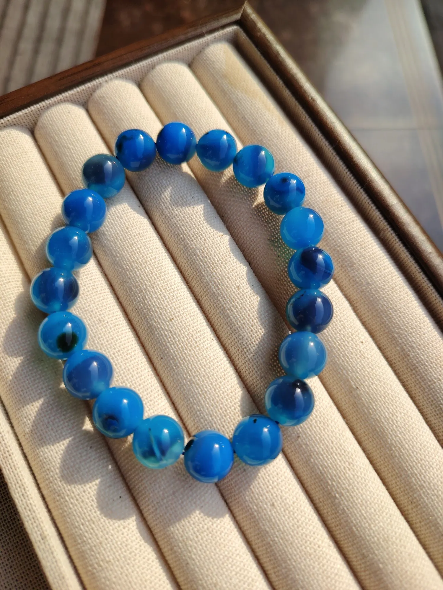 Gelang hati gula biru akik yang indah melambangkan perdamaian, ketenangan, dan keselamatan batin untuk keluarga dan teman.