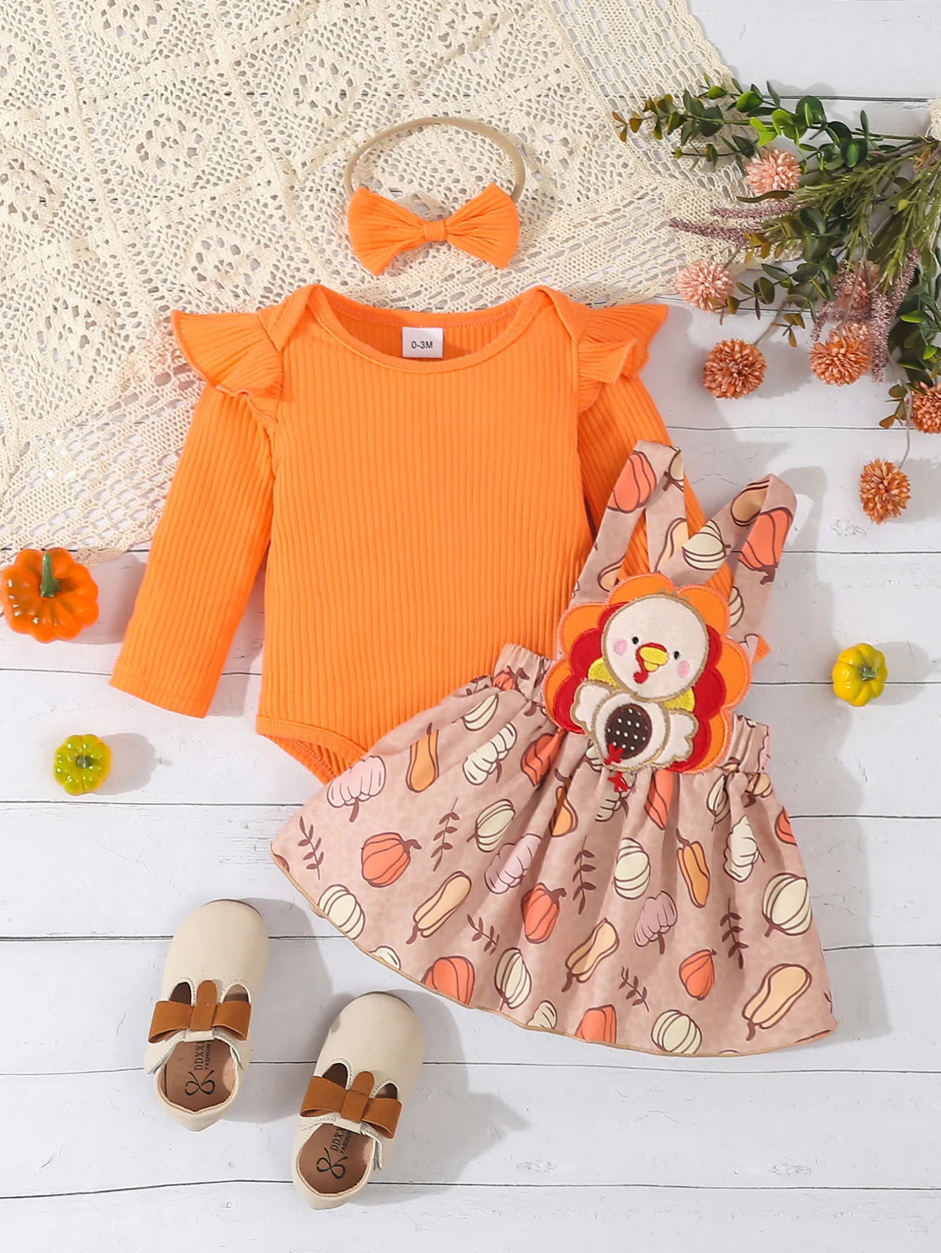 

Baby girl autum turkey patch embroidered cross suspender skirt skirt orange pit strip small flying sleeve long-sleeved round neck triangle jumpsuit with headscarf 3-piece set