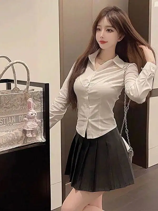 

Комплект Pure Desire Spicy Girl: белая плиссированная юбка с длинными рукавами и приталенный топ с высокой талией – модный весенний образ