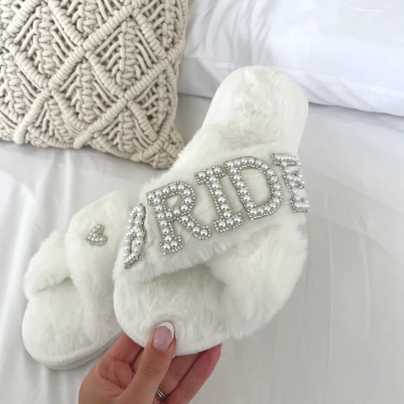 Weiße Braut-Hausschuhe, bequem, personalisierbar, für den Hochzeitstag, Junggesellinnenabschied, Brautjungfern-Geschenk, Hochzeitsgeschenk, Junggesellinnenabschied-Hausschuhe, Zubehör – Detail 2