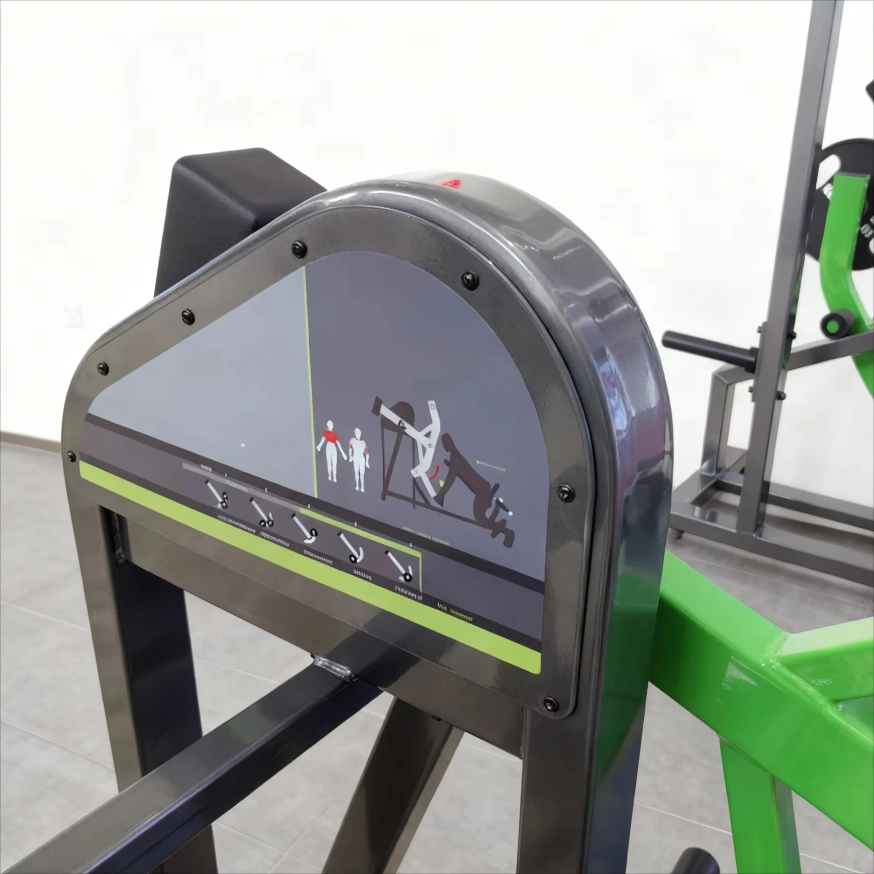 معدات الصالة الرياضية الاحترافية، لوحة ثقيلة محملة في صالة الألعاب الرياضية، آلة التجديف، تدريب القوة، رفع الطاقة، الصف المتطرف لصالة الألعاب الرياضية