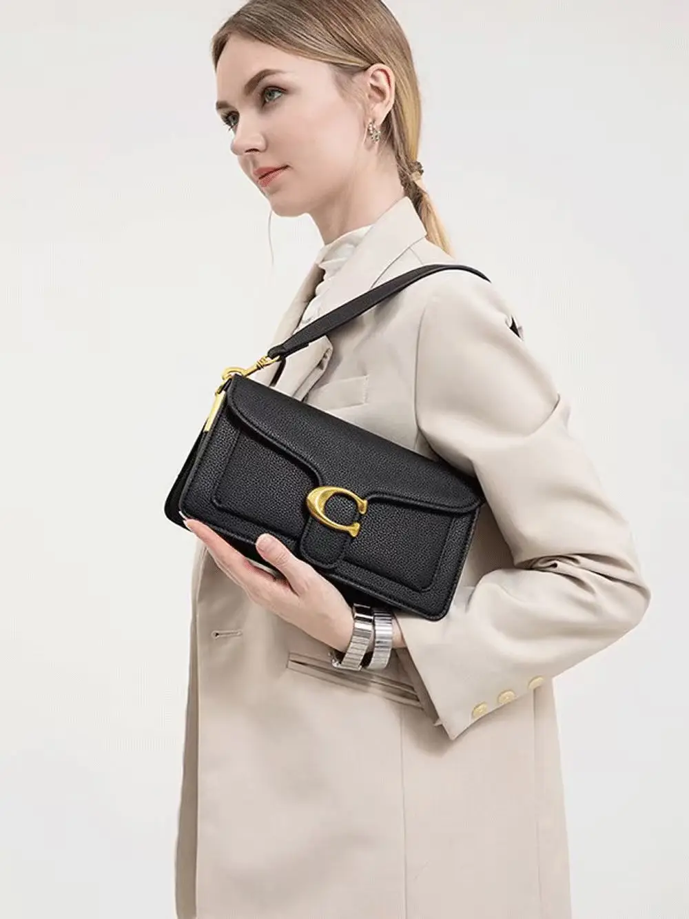 

This year's new fashionable underarm shoulder bag with two shoulder straps and a diagonal small square bag