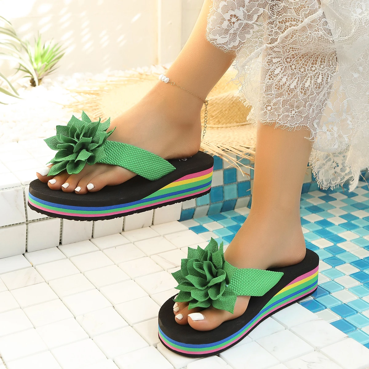 

Женские легкие шлепанцы на платформе, шлепанцы на танкетке с цветочным принтом, женские сандалии для женщин, новые летние пляжные тапочки на толстой радужной подошве
