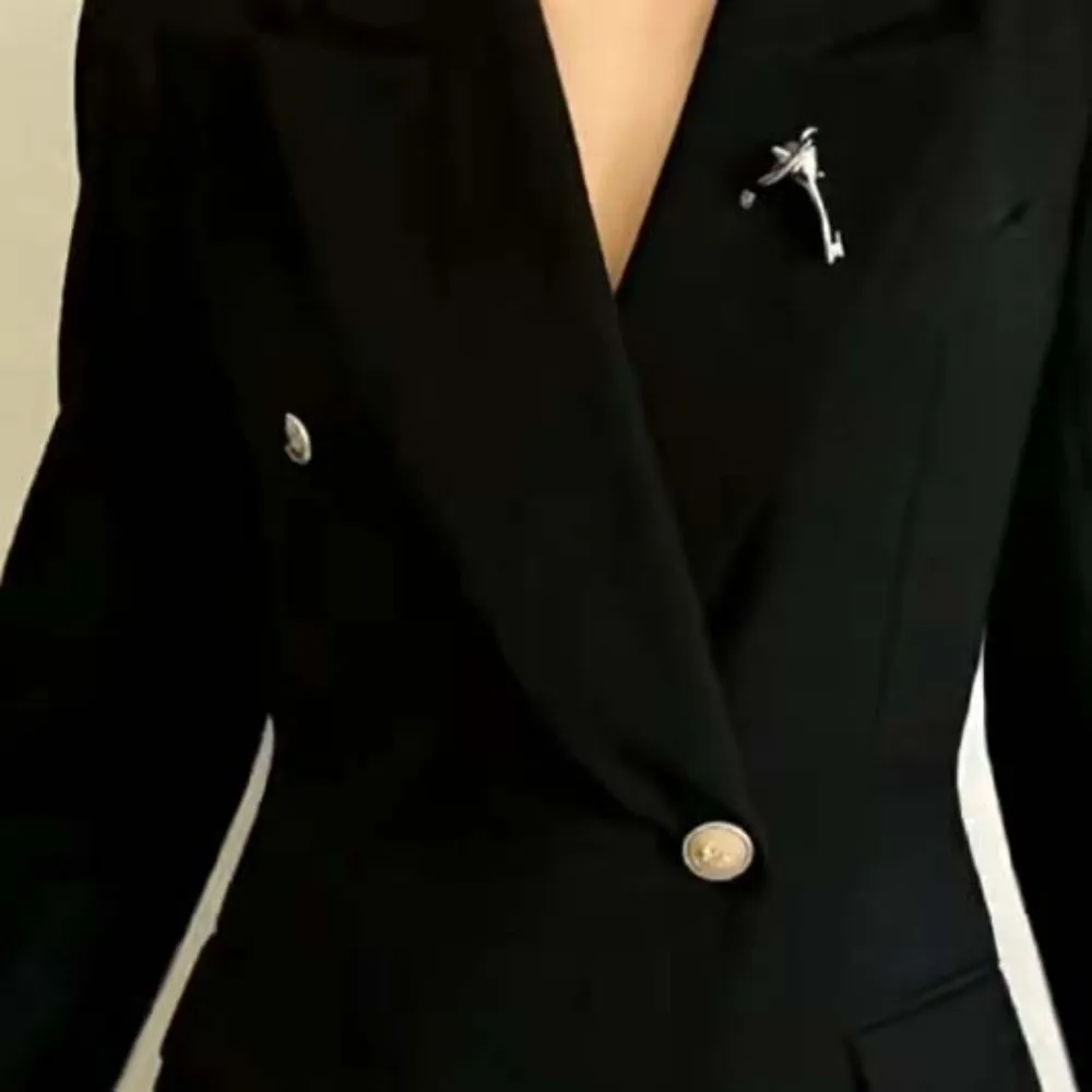 Broche de metal plateado brillante estilo francés vintage con diseño de cala y zantedeschia, elegante adorno para uniforme de mujer