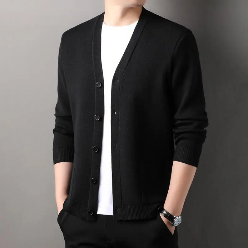 เสื้อคาร์ดิแกนผู้ชายแบบลำลอง ดีไซน์ใหม่สำหรับฤดูใบไม้ร่วงและฤดูหนาว แขนยาว ติดกระดุม ผ้าถักหนา