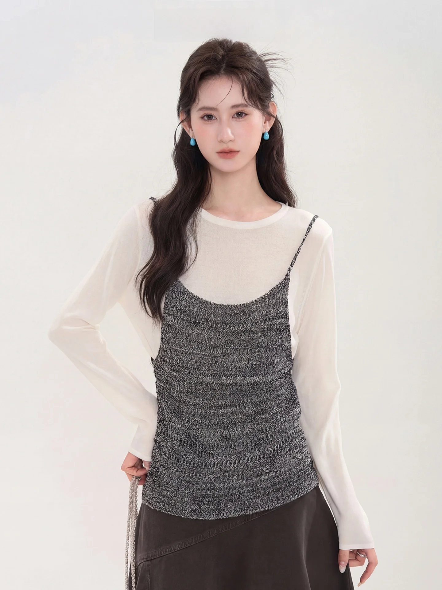 

Комплект из двух предметов: вязаный топ на бретелях и базовая рубашка из льняной ткани Heme. Женская мода. Весенний стиль. Мягкий и комфортный крой. Не реплика из торговых центров.