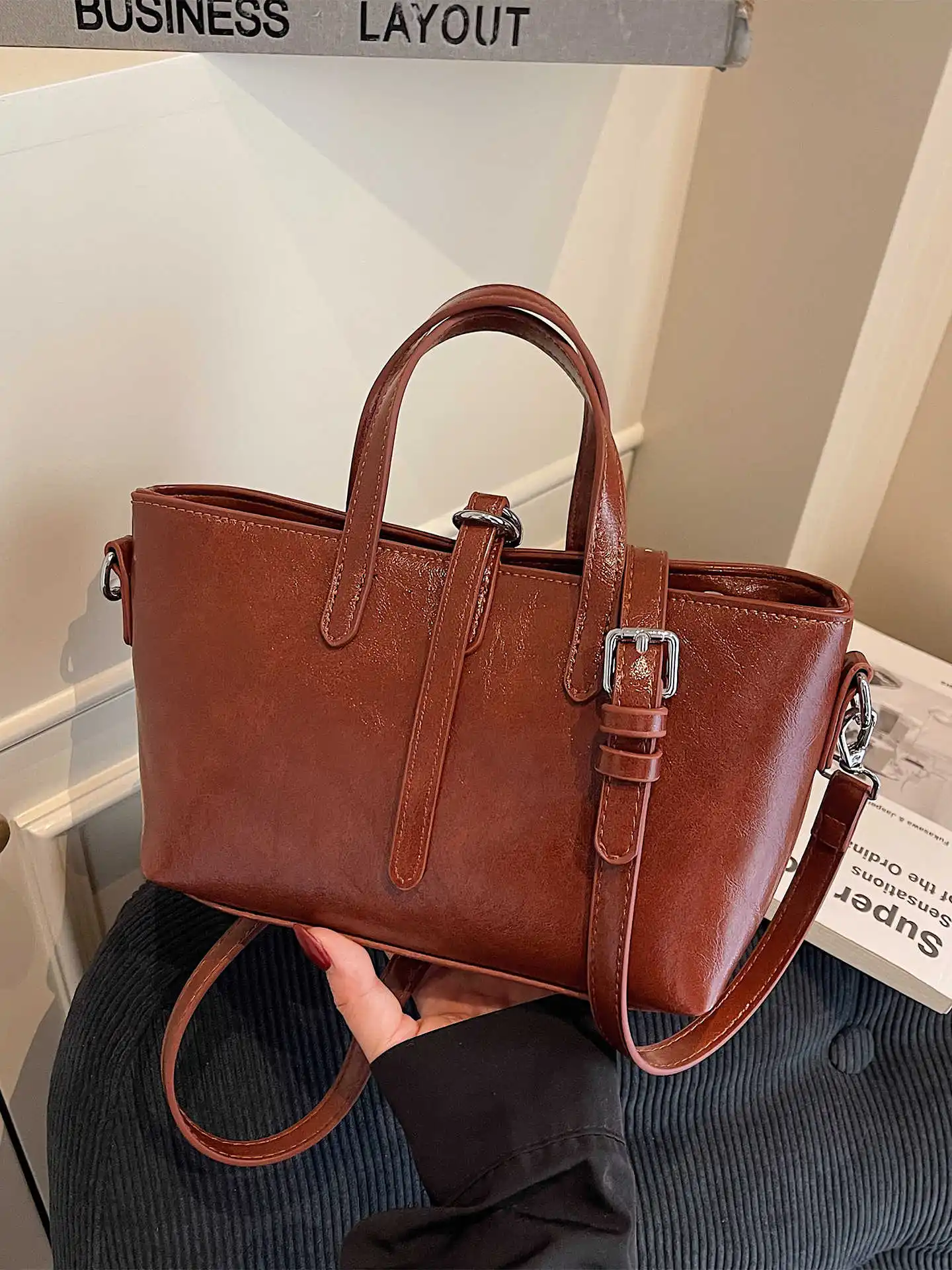 

Французские классические женские сумки через плечо из искусственной кожи, осенние модные однотонные сумки на плечо для поездок на работу, темпераментные женские сумки в стиле ретро