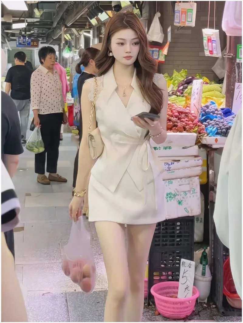 ชุดเซ็ตสองชิ้นแฟชั่นใหม่สำหรับฤดูร้อน ผู้หญิง ดีไซน์หรูหรา ผ้าลูกไม้ ผูกเชือก แขนกุด เสื้อทรงเข้ารูป + กระโปรงสั้น สีพื้น