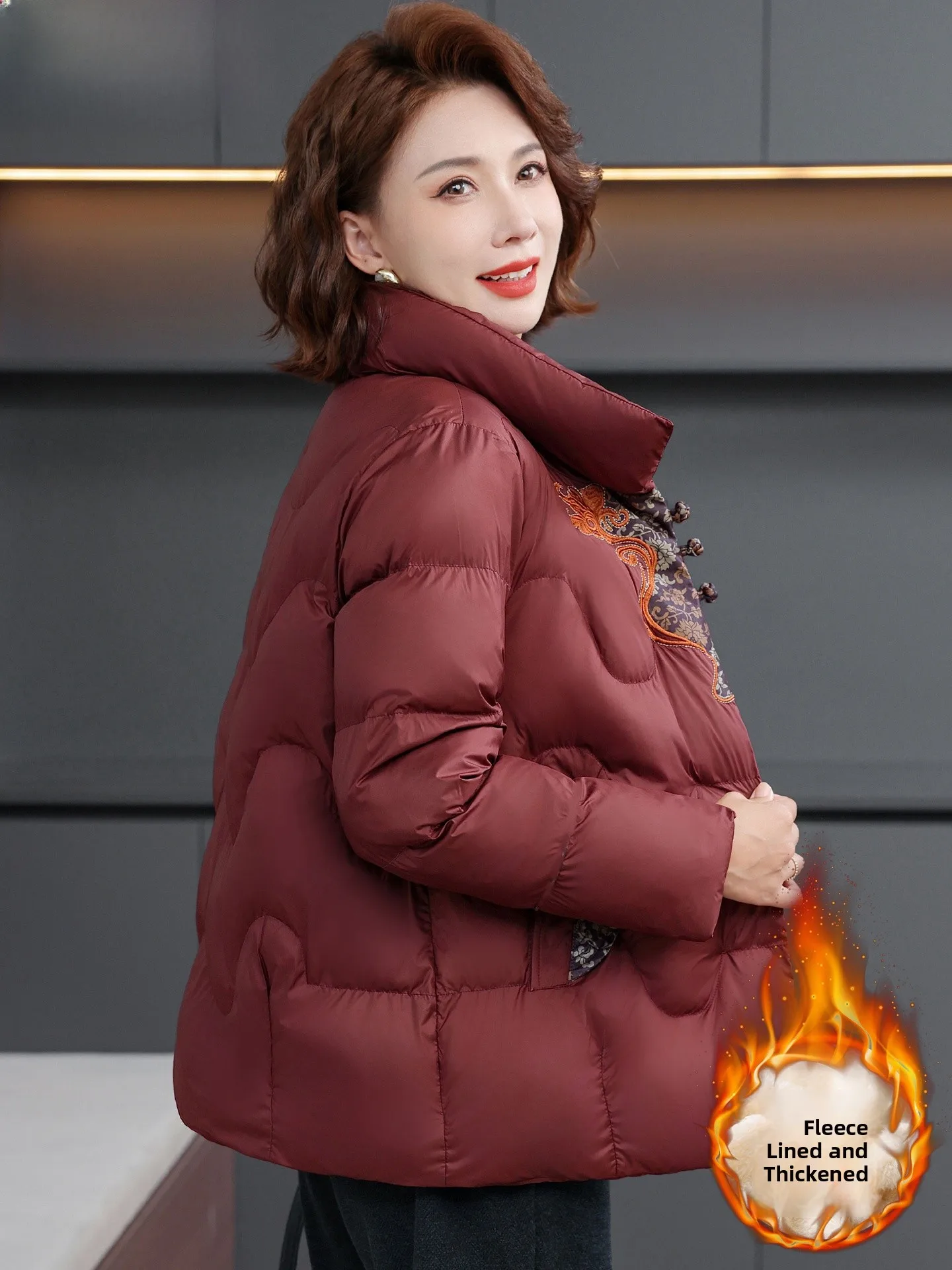 

Утепленная зимняя куртка для женщин старше 50 лет, китайский стиль, с вышивкой, хлопковое пальто, теплая пушистая верхняя одежда для среднего возраста
