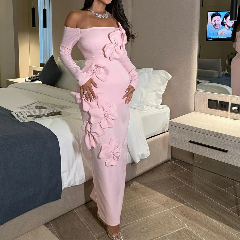เดรสยาวแขนยาวเปิดไหล่ทรงเข้ารูป ดีไซน์ดอกไม้สีชมพูแบบมีมิติ  ชุดเดรสยาวรัดรูปโชว์หลังเซ็กซี่สำหรับผู้หญิง