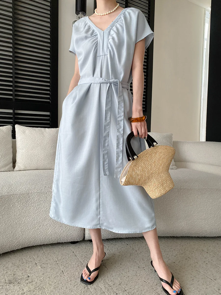 Sommerliches Damenkleid in unifarbenem Design mit V-Ausschnitt und Schnürung an der Taille für eine schlanke Silhouette. – Detail 26