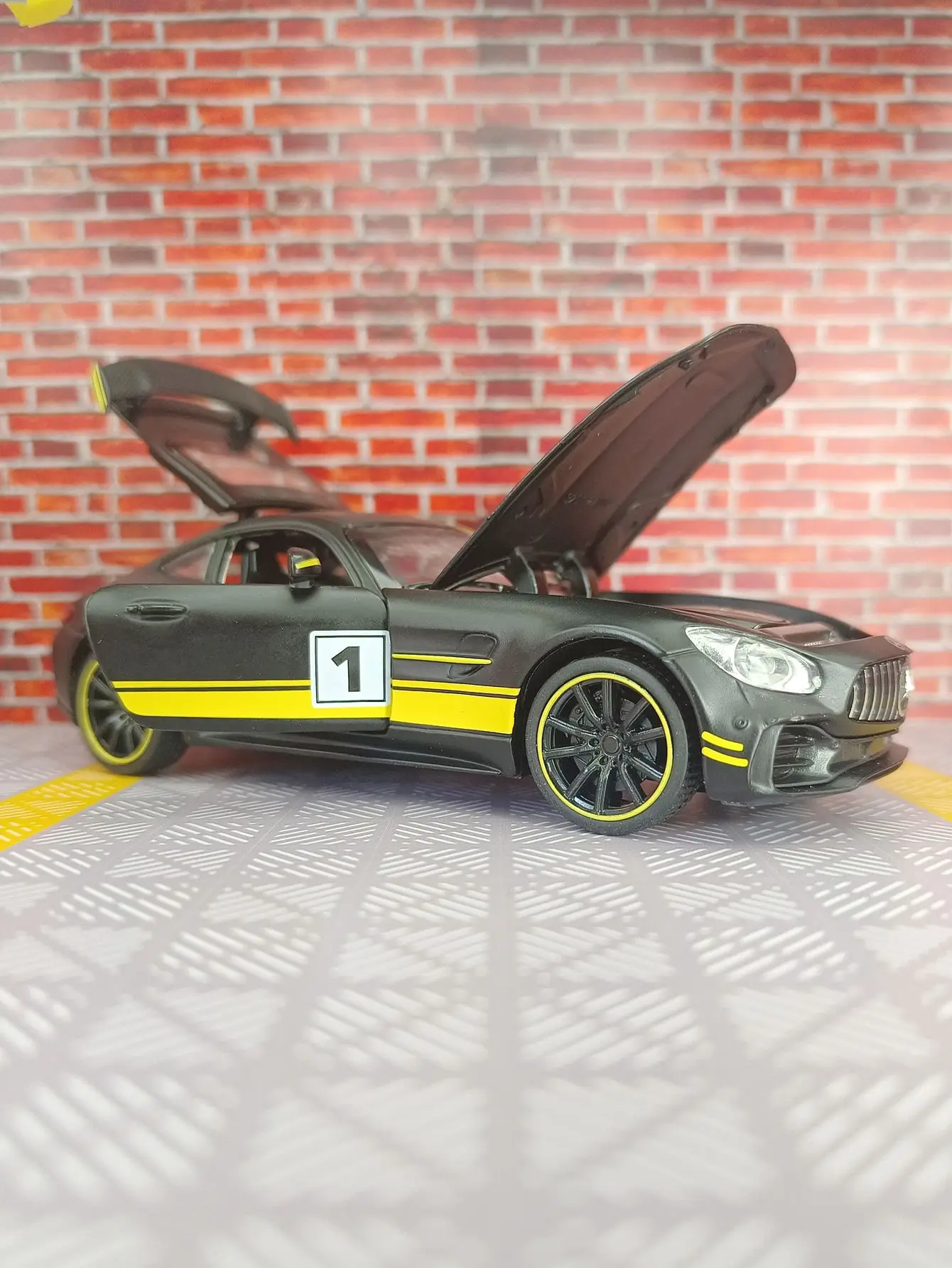 Coche deportivo Mercedes BENZ GTR AMG, modelo de aleación de Metal fundido a presión, luz de sonido, Colección Pull Back, regalos de juguete para niños, 1:32