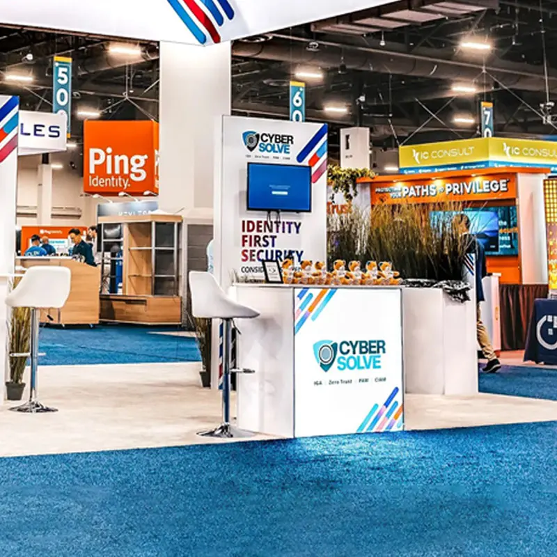 كشك عرض تجاري مضيء مقاس 20 × 20 قدمًا مع علامة معلقة كبيرة