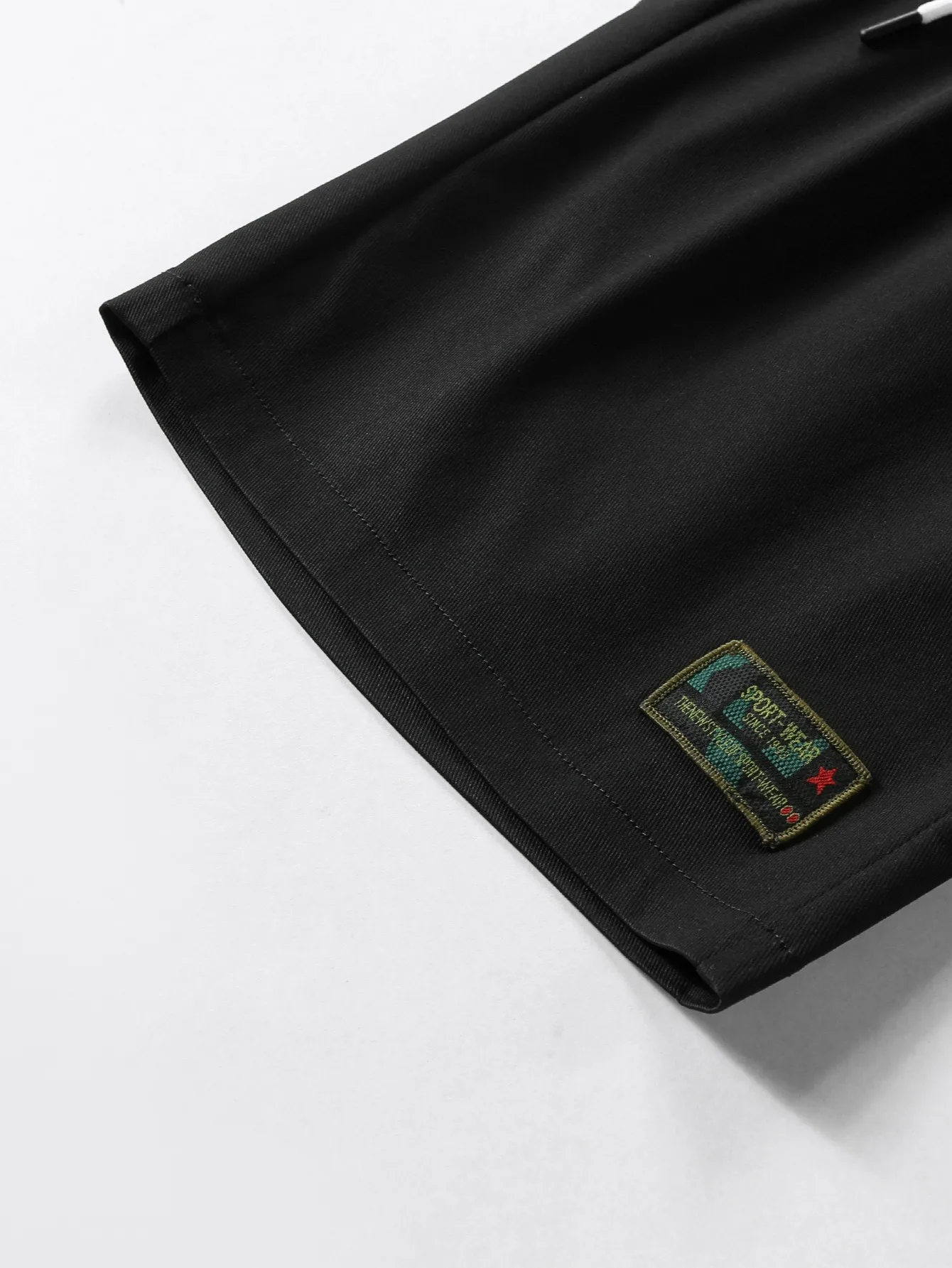 Pantalones cortos casuales con logotipo bordado para hombre, drapeados lisos, suaves antiarrugas, tela cómoda, modernos y versátiles, transpirables y agradables para la piel, adecuados para deportes al aire libre, ejercicio y fitness, uso diario