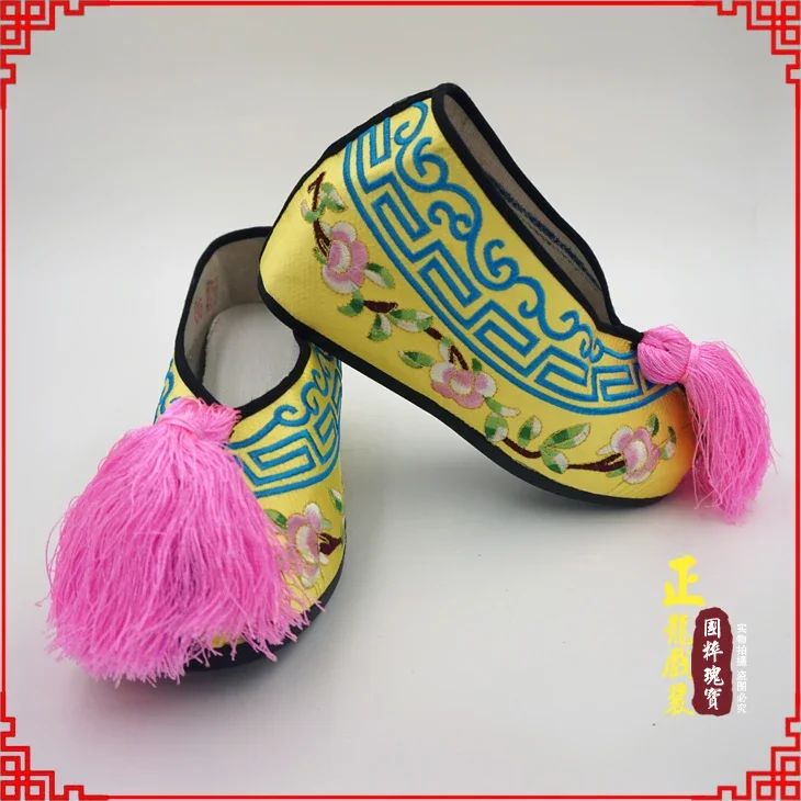 Chaussures brodées pour artistes de drame classique chinois, chaussures à talons hauts dans un costume Tsing Yi avec pompon, chaussures brodées anciennes de chine