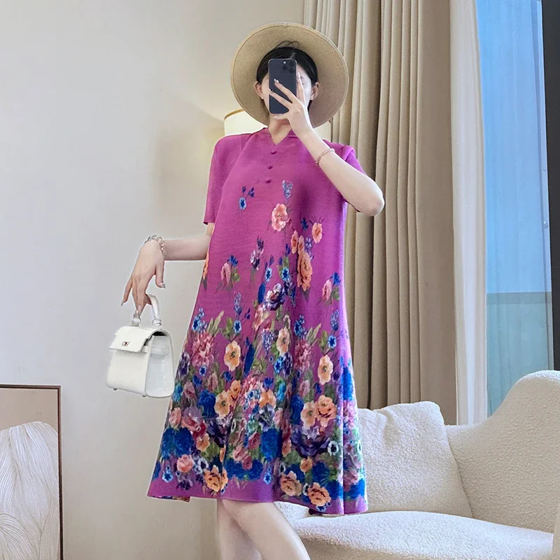 Eleganckie, elastyczne, luźne sukienki damskie z krótkim rękawem, modne, codzienne, o średniej długości, Miyake z dekoltem w serek, plisowana sukienka z nadrukiem, lato 2025