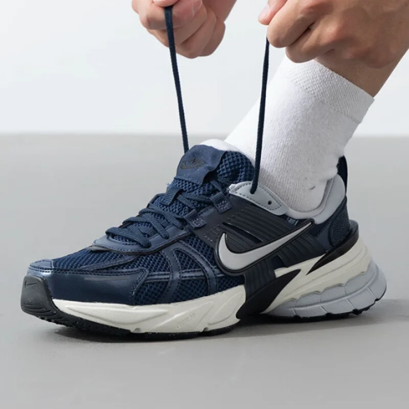 حذاء الجري Nike خفيف الوزن ومريح للرجال لملابس الشارع، حذاء جري رياضي جديد مقاوم للاهتراء على طراز الشارع V2K Run، حذاء رياضي كاجوال عصري على طراز الألفية، موديل جديد موصى به Hj4497-400 #2