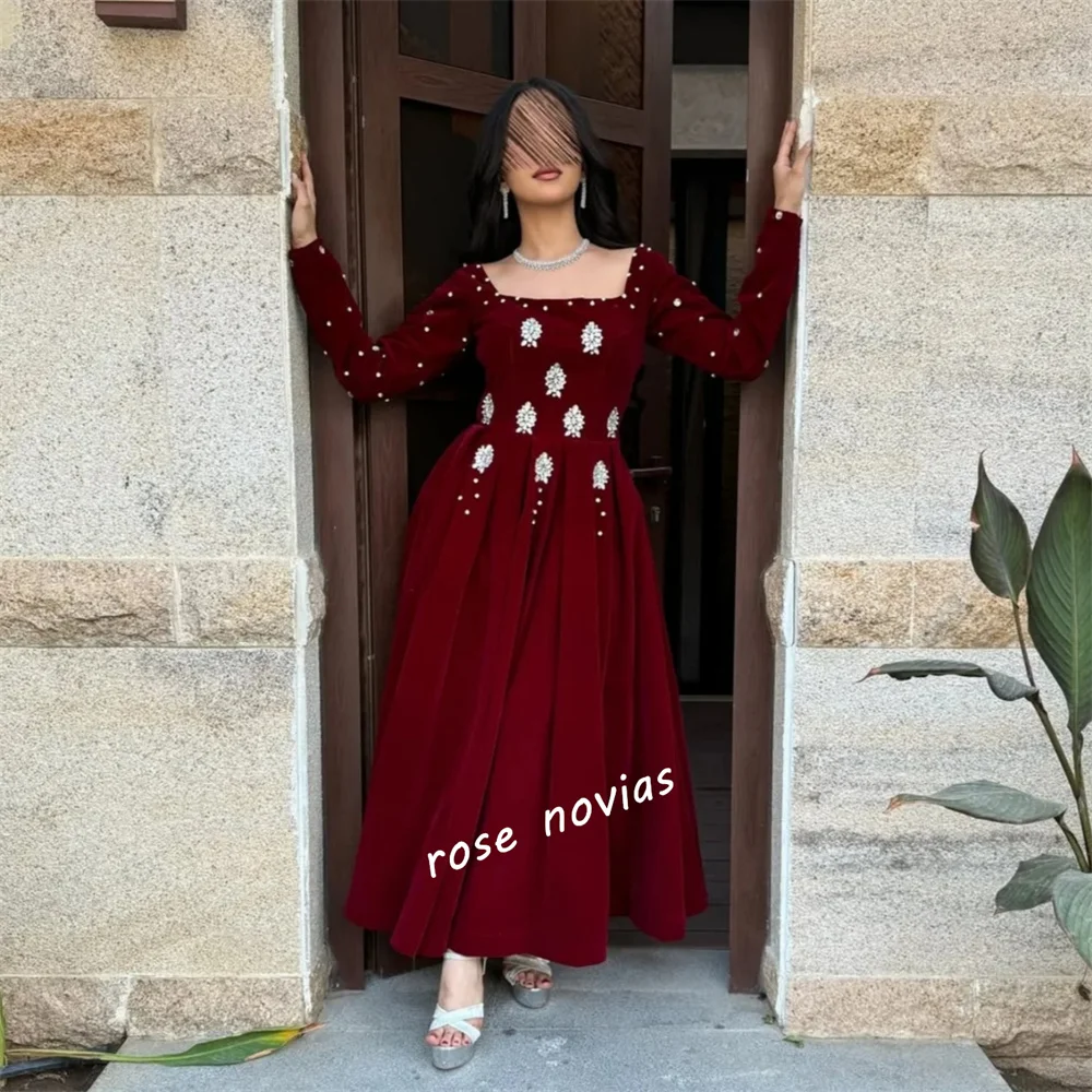 Sukienka wieczorowa midi w kształcie litery A z długimi rękawami, plisami, błyszczącymi dżetami, szyta na miarę, elegancka, na specjalne okazje, studniówkę, przyjęcie, wesele.