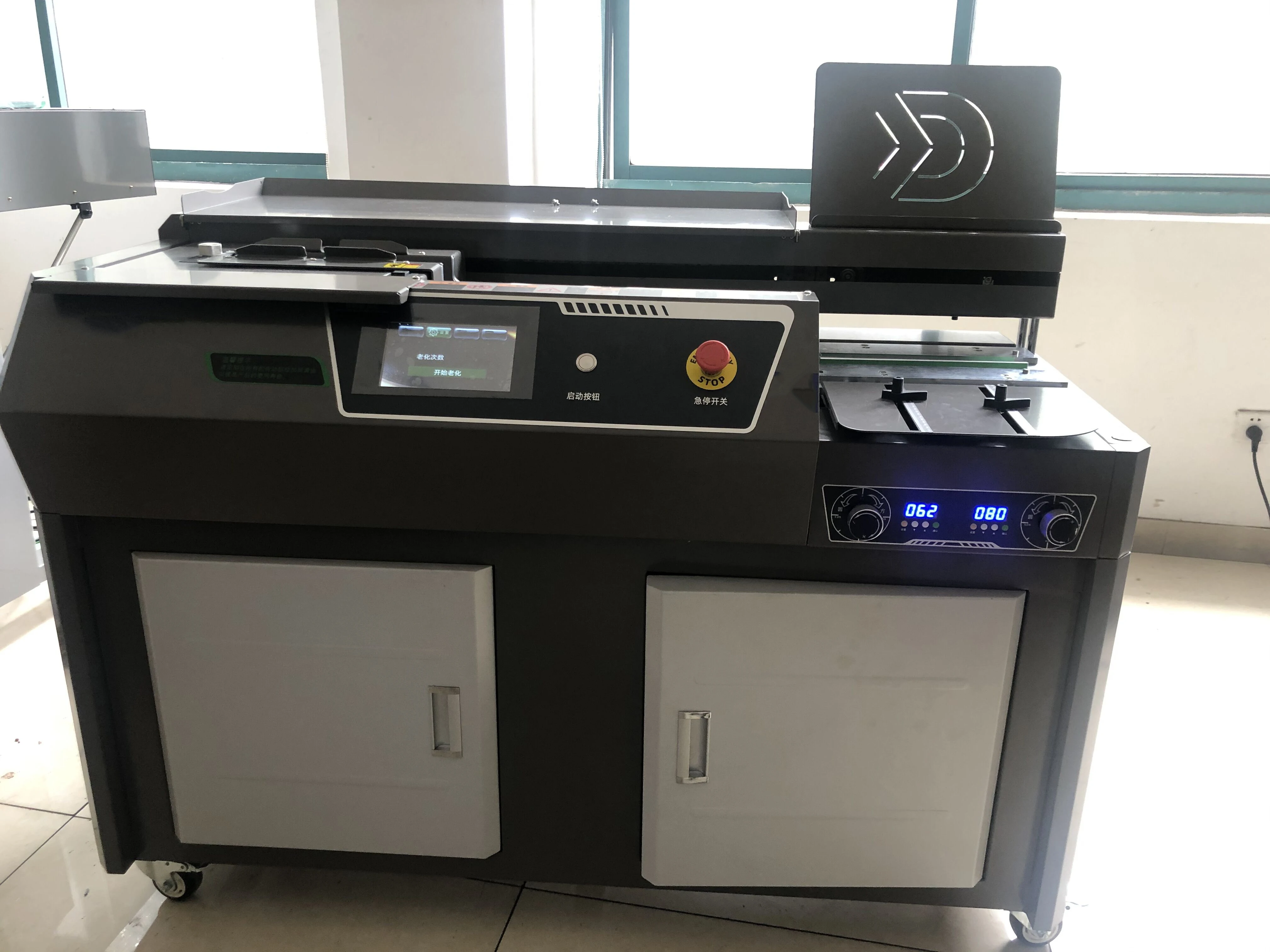 QK-C50 الثقيلة التلقائي شاشة تعمل باللمس الساخن الغراء آلة تجليد الكتب A4 آلة تجليد الورق الغراء