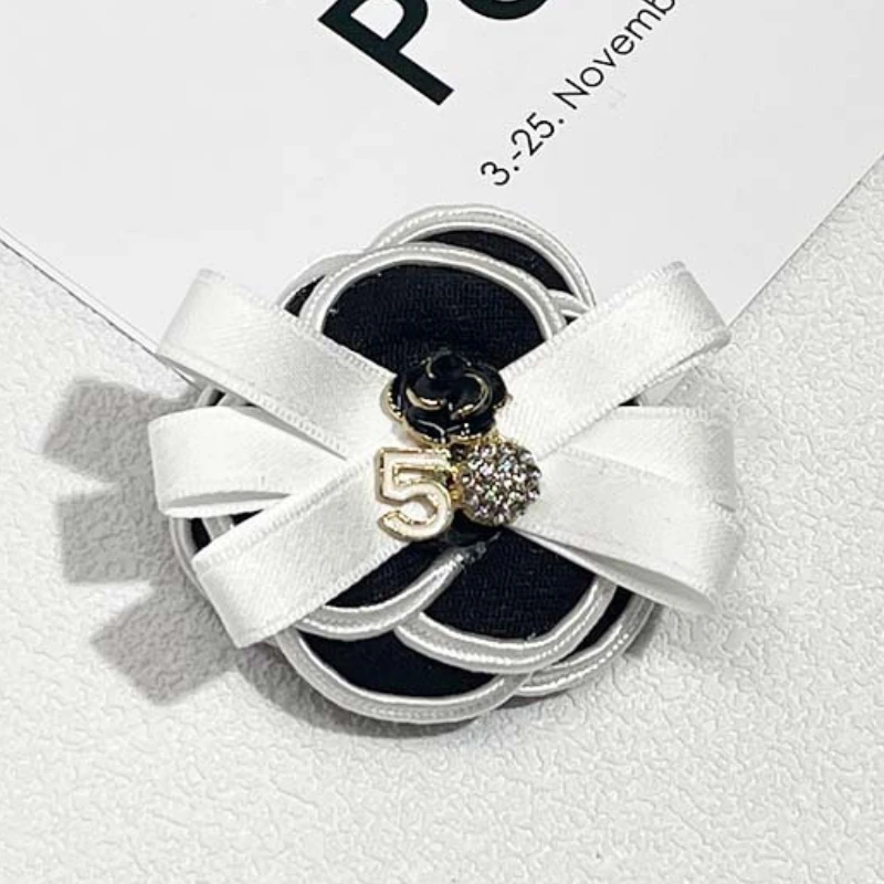 Broche de flor de Camelia de tela coreana para mujer, alfileres de estilo universitario, pajarita de cristal con perlas, insignia de moda, accesorios de joyería