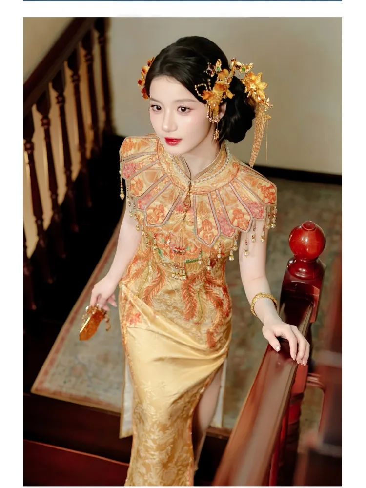 

A new Chinese-style golden wedding dress with unique female feel bride's cheongsam and toasting