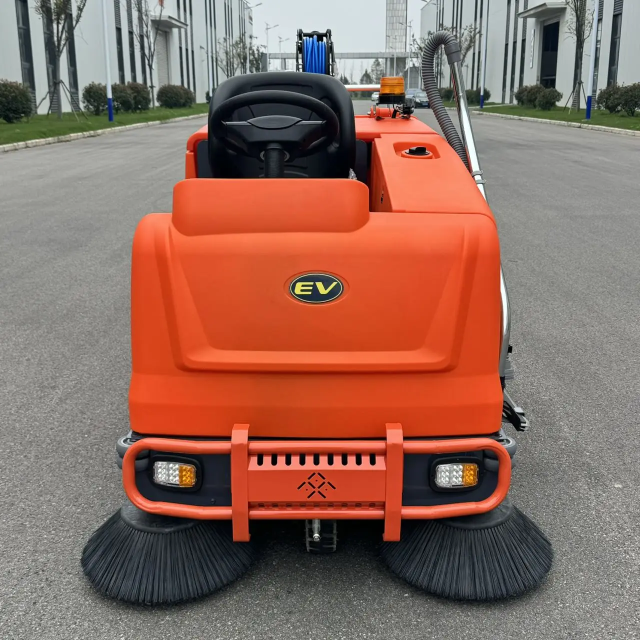 New Electric Ride-On Dust Cleaning Auto Industrial Floor Scrubber Machine with 280L Clean Water tank Capacity for Warehouse