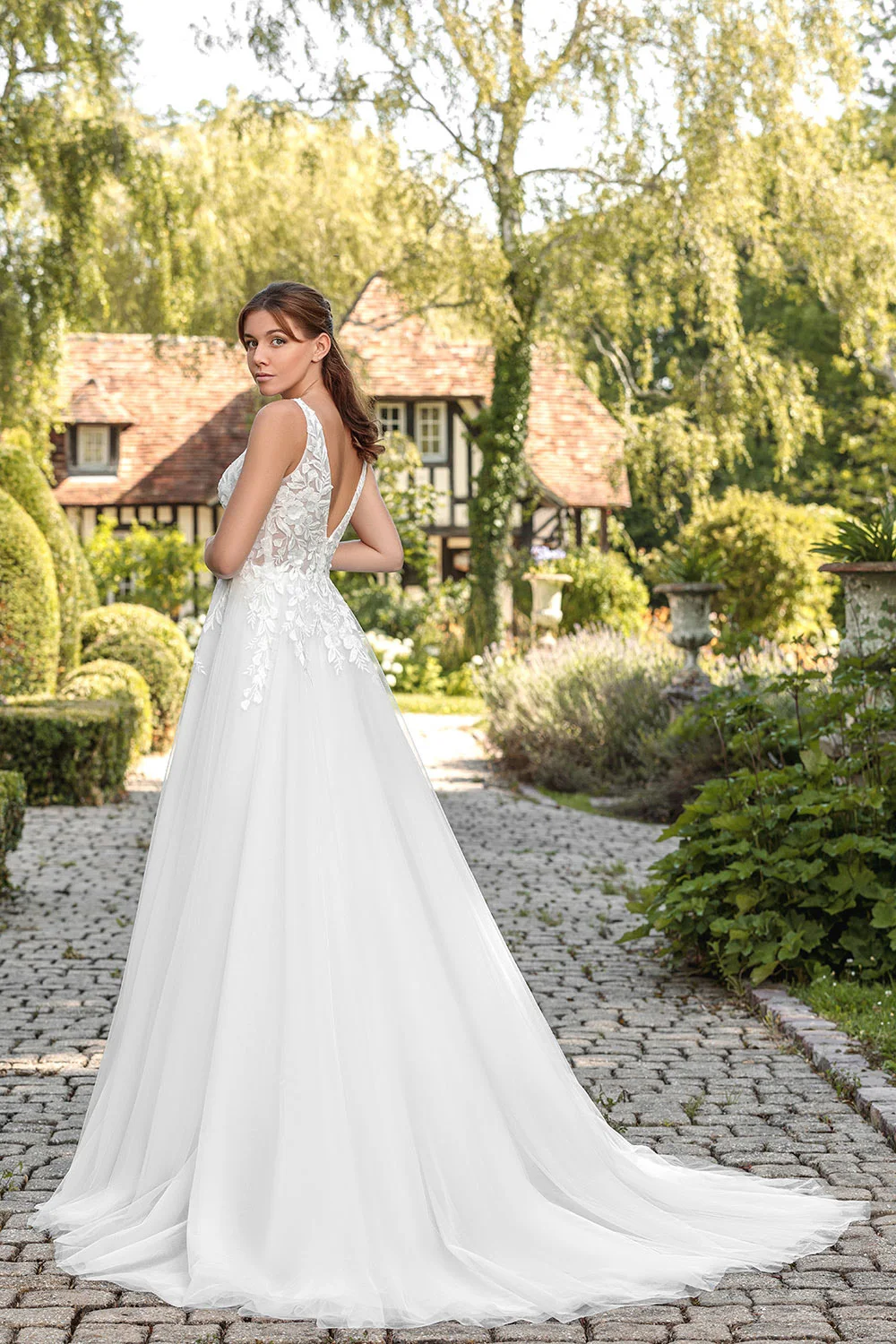 Eleganckie, nowoczesne suknie ślubne 2025, fason A, damskie suknie ślubne z aplikacjami, koronką, dekoltem w serek, odkrytymi plecami, w stylu boho, szyte na miarę.